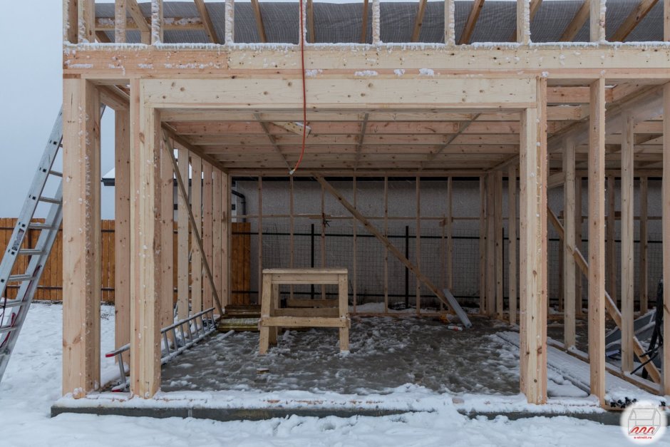 Деревянный гараж для автомобиля