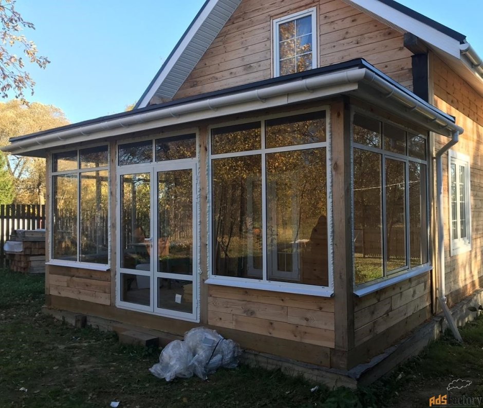 Застекленная беседка с навесом