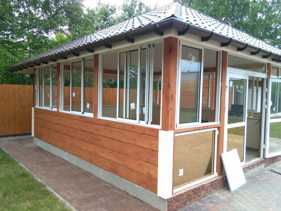 Застекленная деревянная веранда