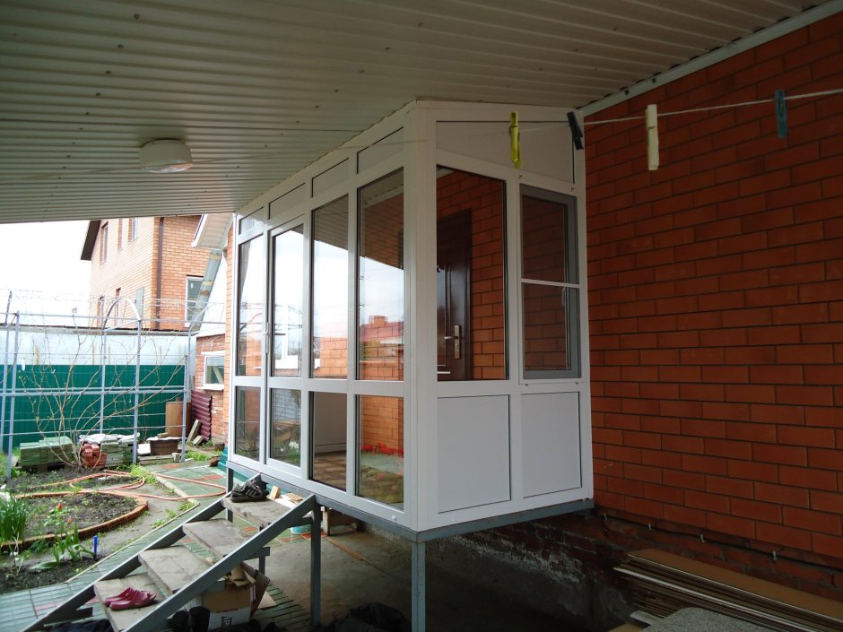 Веранда пристроенная к дому застекленная