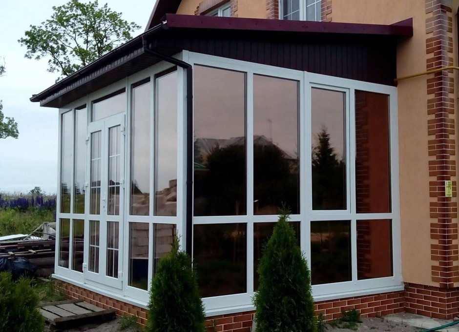 Летняя веранда с раздвижными окнами