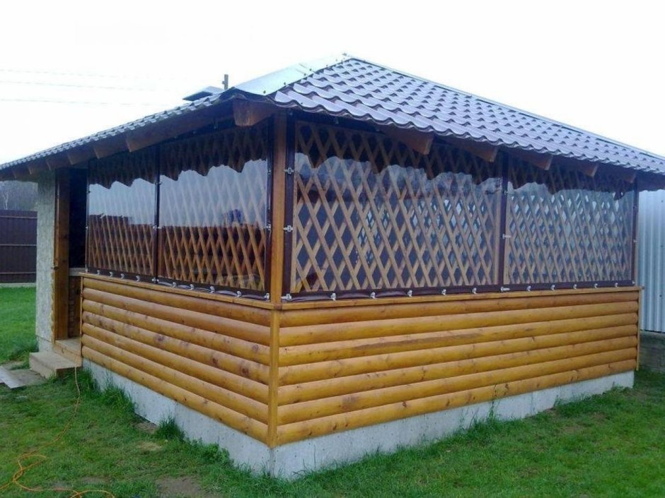 Деревянная беседка обшитая поликарбонатом