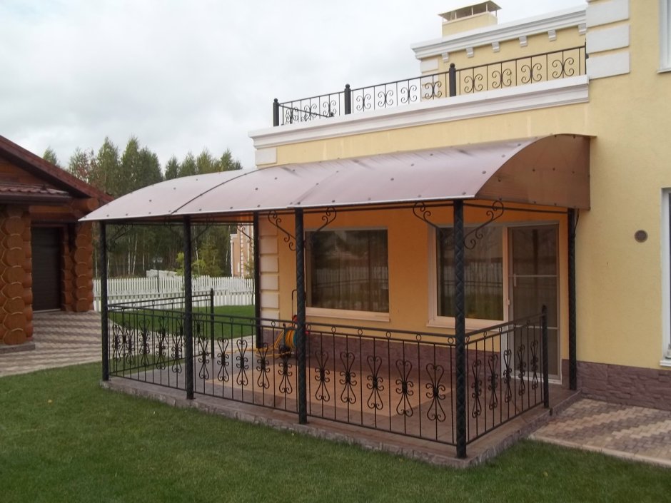 Навес к дому из поликарбоната