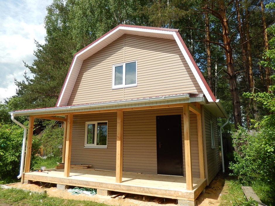 Дачный домик с мансардой и террасой