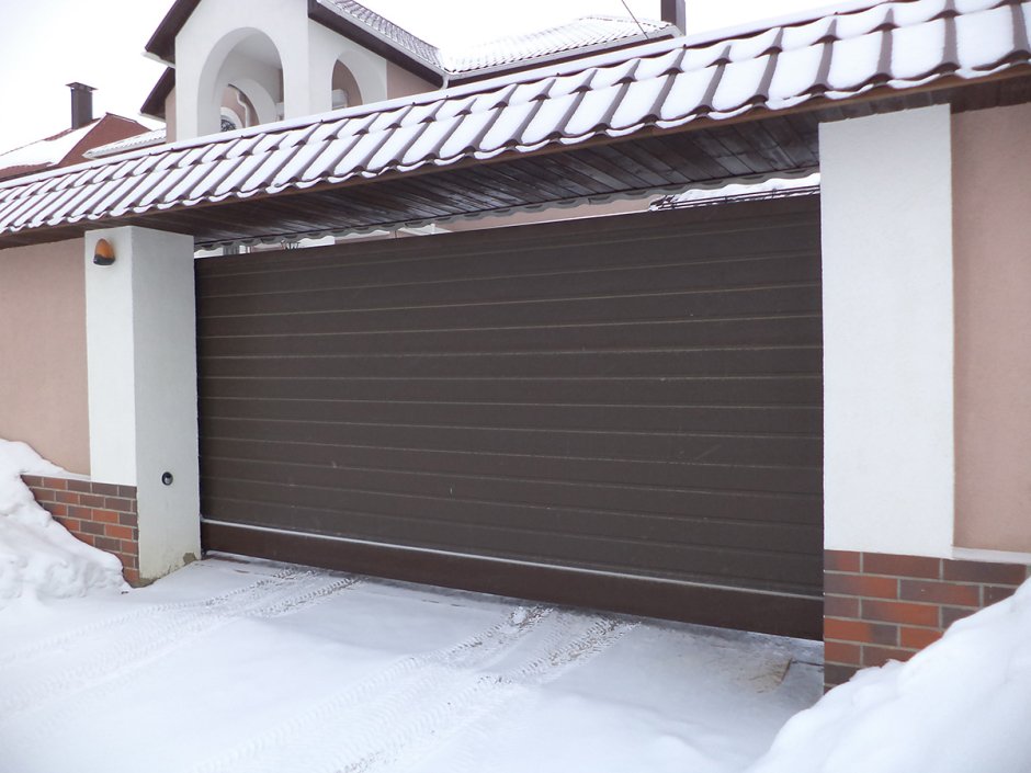 Откатные ворота с навесом