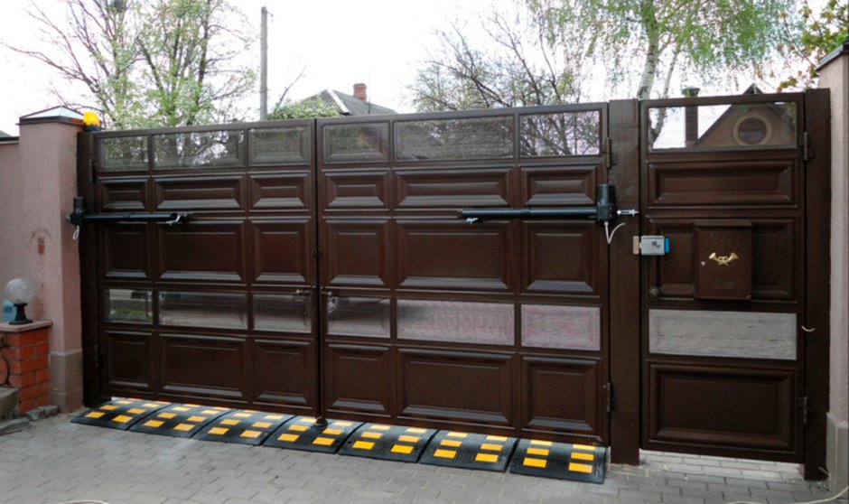 Щель под воротами и калиткой