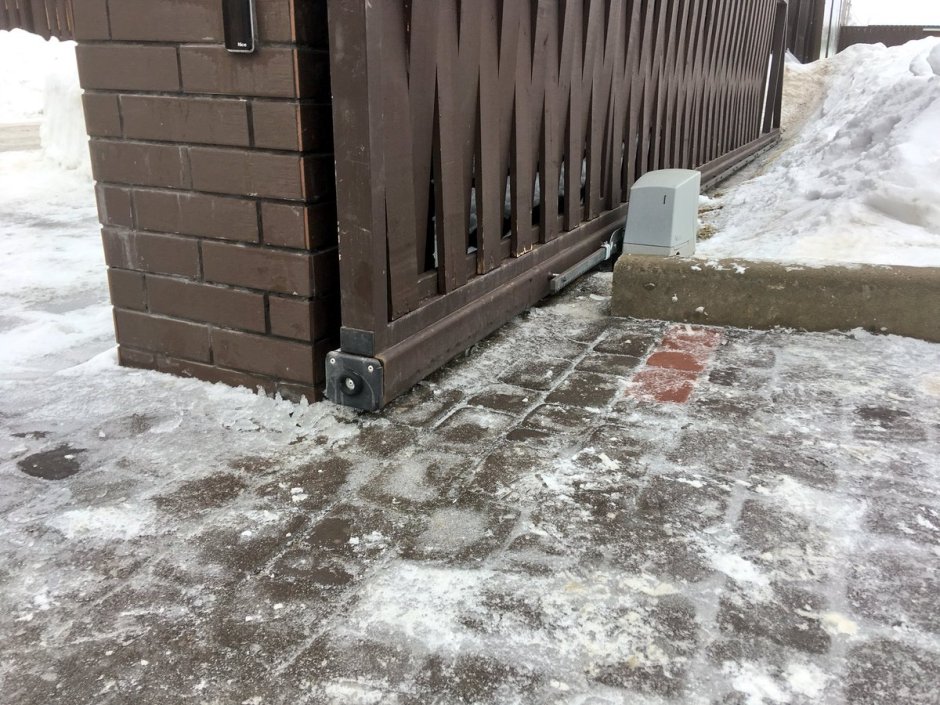 Щель под откатными воротами