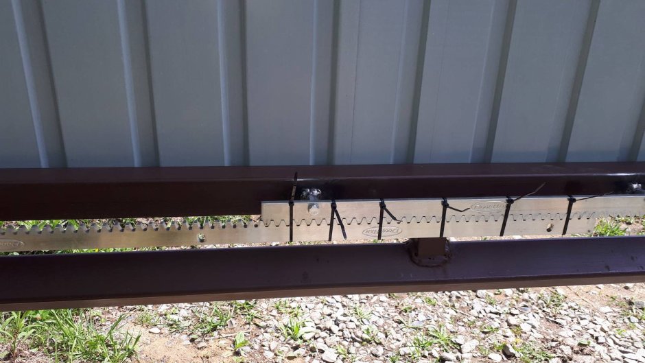 Щетка на откатные ворота снизу