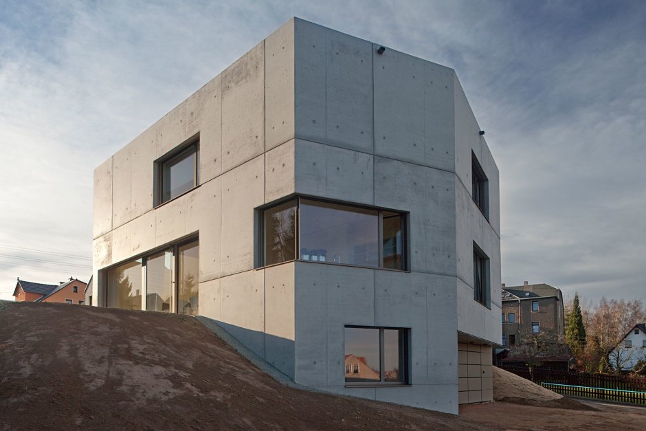 Бетонное здание