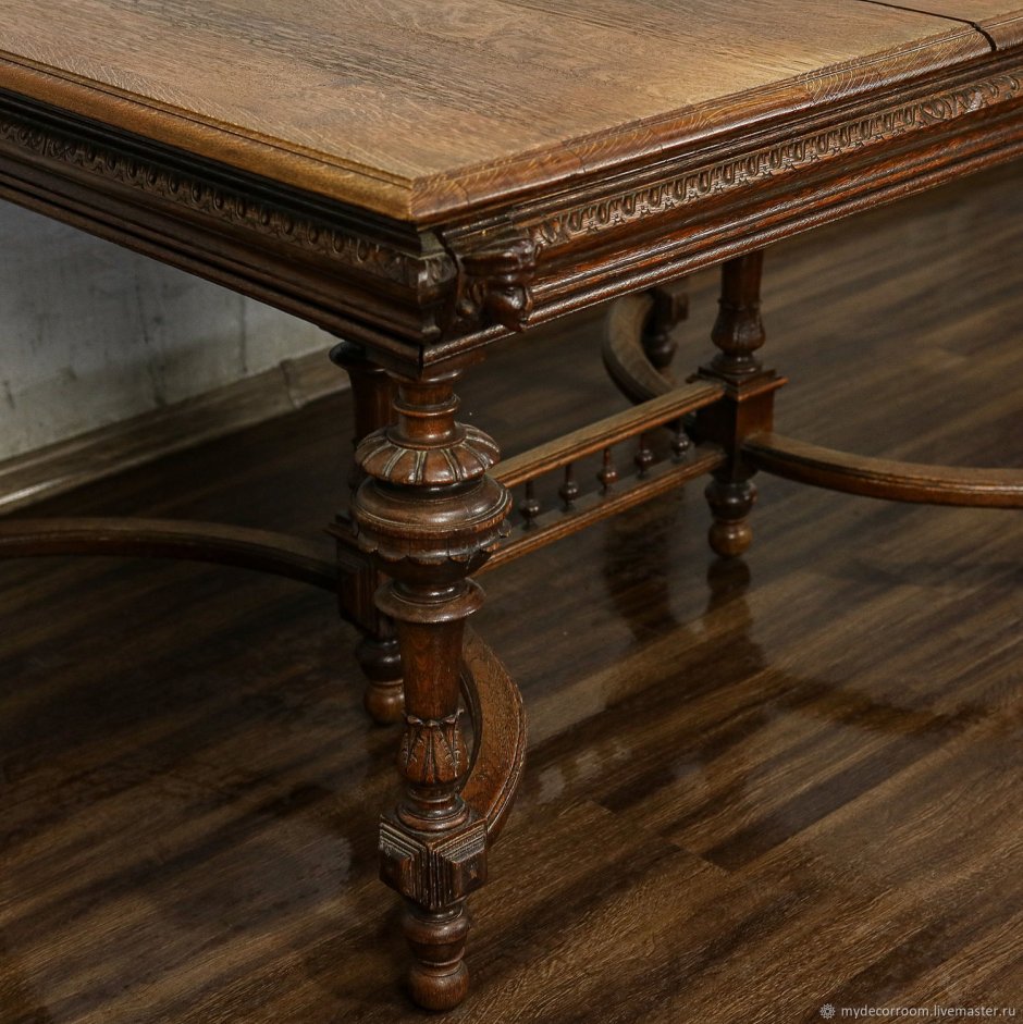 Антикварный обеденный стол