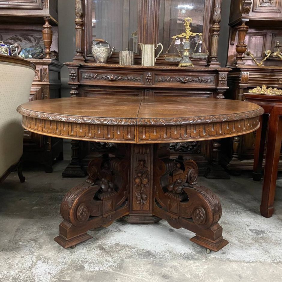 Старинный обеденный стол