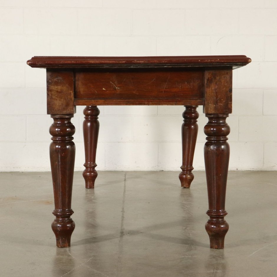 Деревянный стол с резными ножками