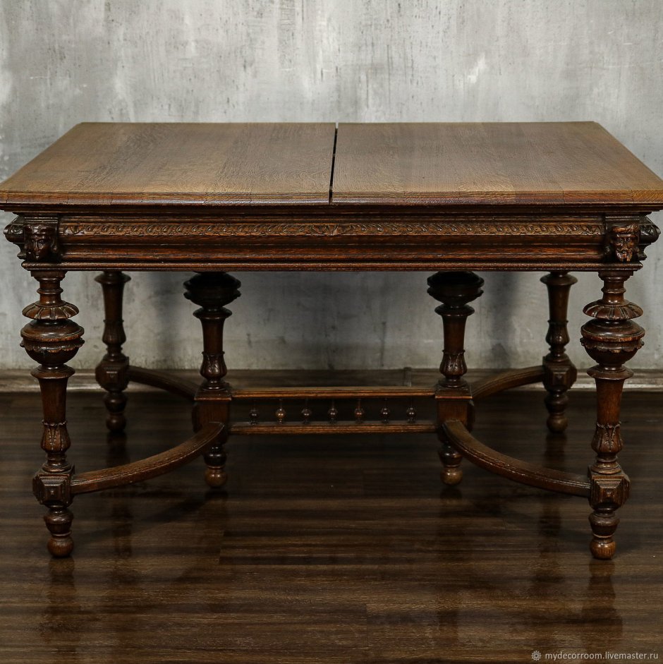 Старинный обеденный стол