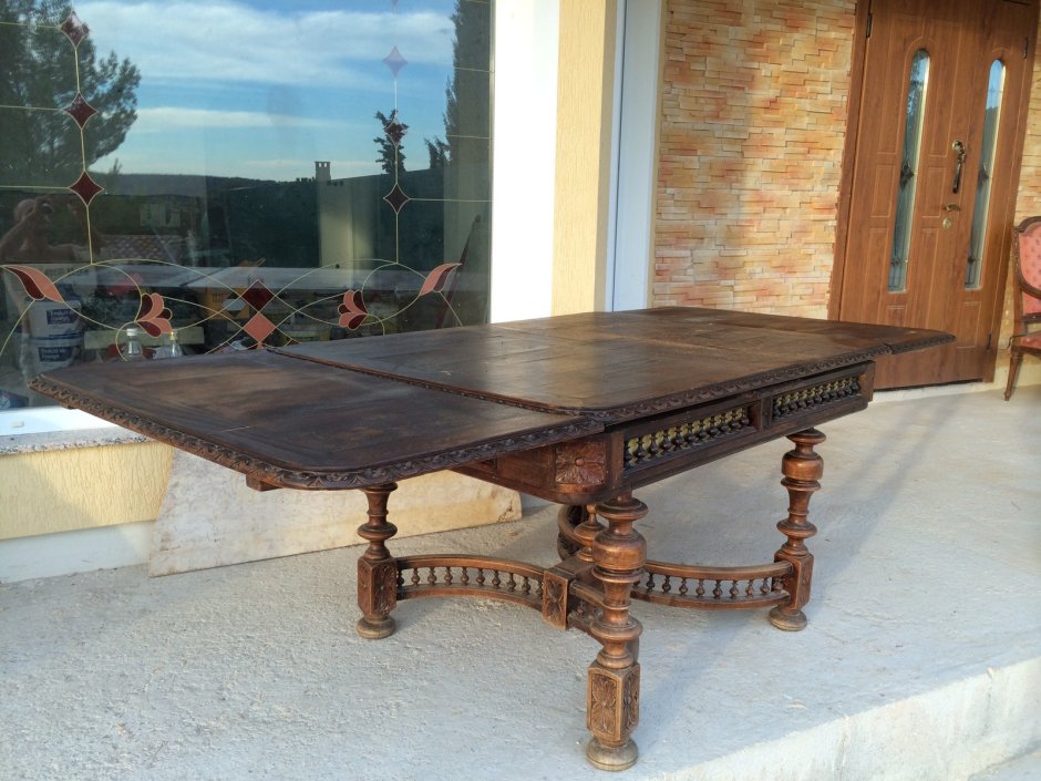 Антикварный обеденный стол в стиле Генрих