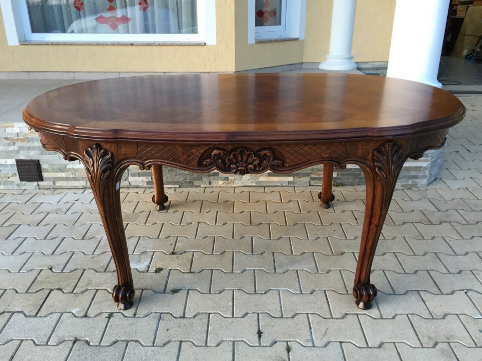 Старинный обеденный стол