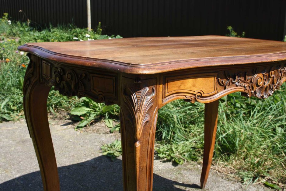 Старинный деревянный стол