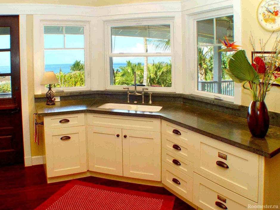 Кухня с мойкой у окна