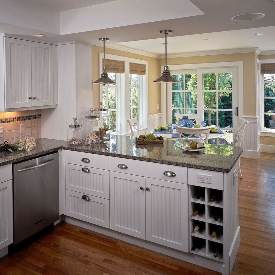 Окно над столешницей в кухне