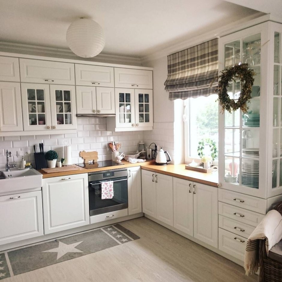 Планировка кухни с большим окном