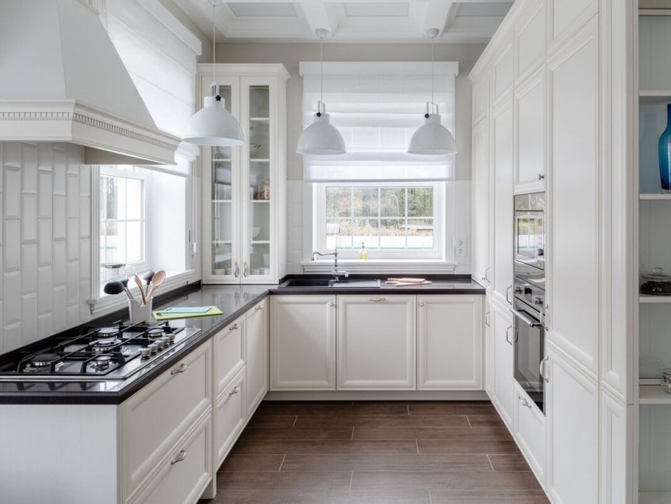 Кухонный гарнитур с большим окном