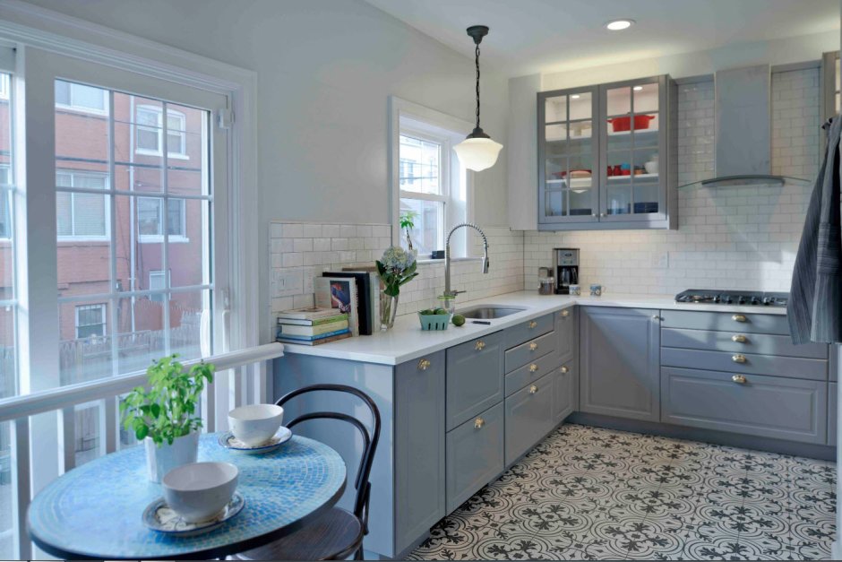 Кухня без верхних шкафов с окном