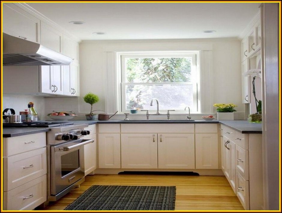 Раковина у окна на кухне