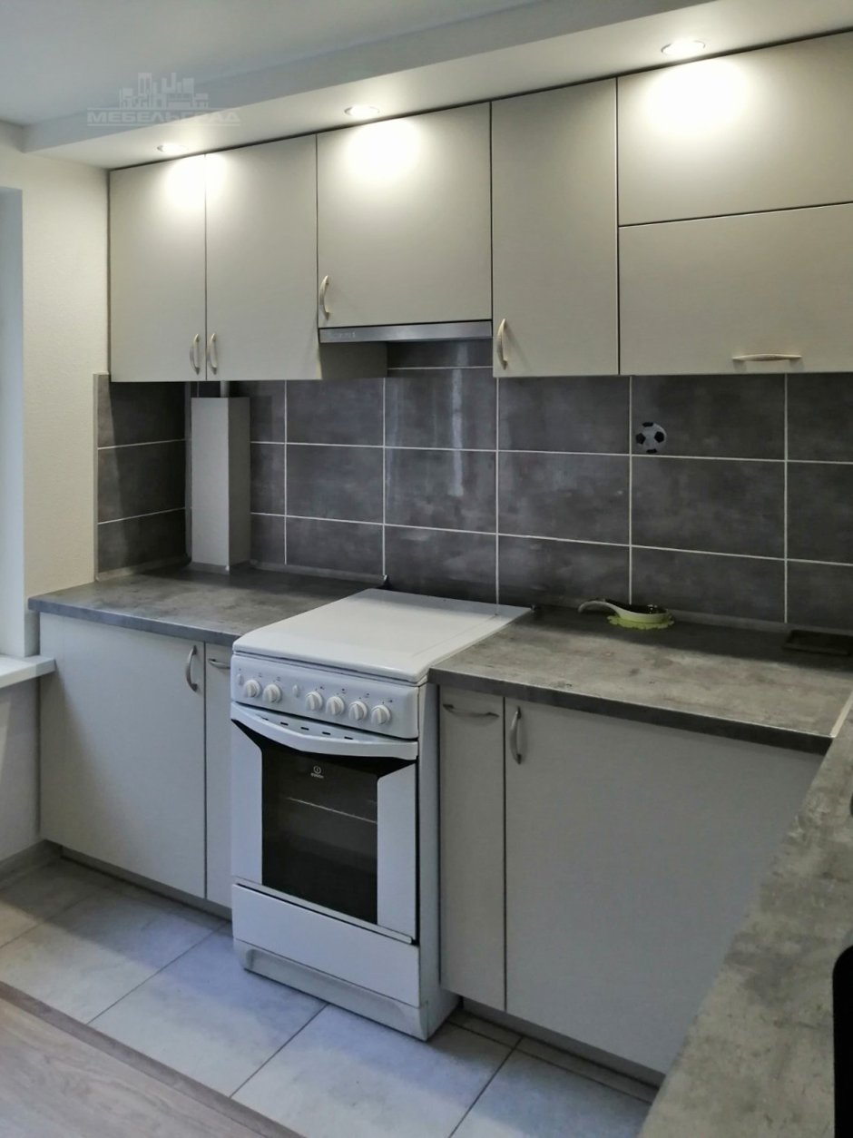 Кухня с отдельно стоящей плитой