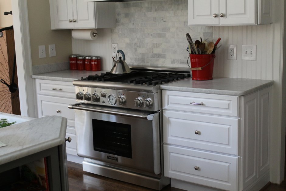 Отдельностоящая газовая плита в интерьере