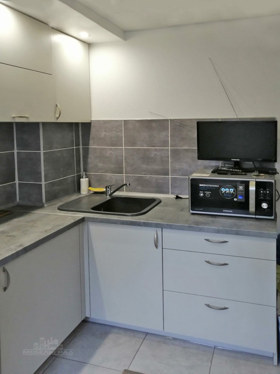 Кухня с плитой отдельно стоящий