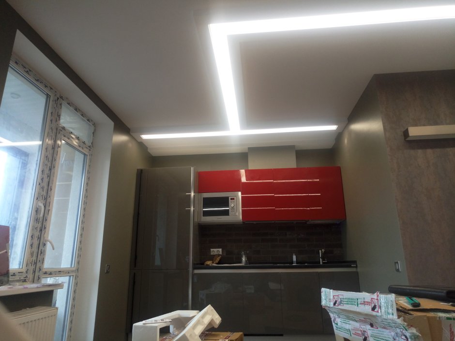 Световые линии на кухне в натяжном потолке