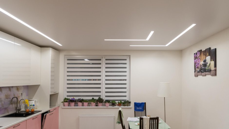 Световые линии на потолке на кухне