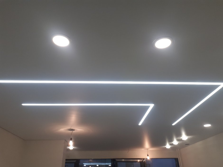 Световые линии и точечные светильники