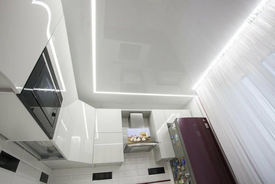 Световые линии на кухне в натяжном потолке