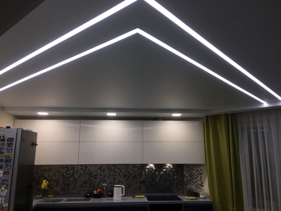 Световые линии на кухне в натяжном потолке