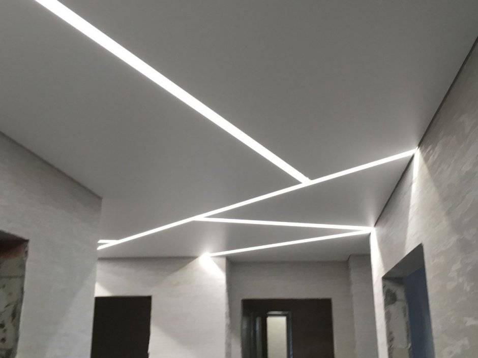 Световые линии на натяжном потолке
