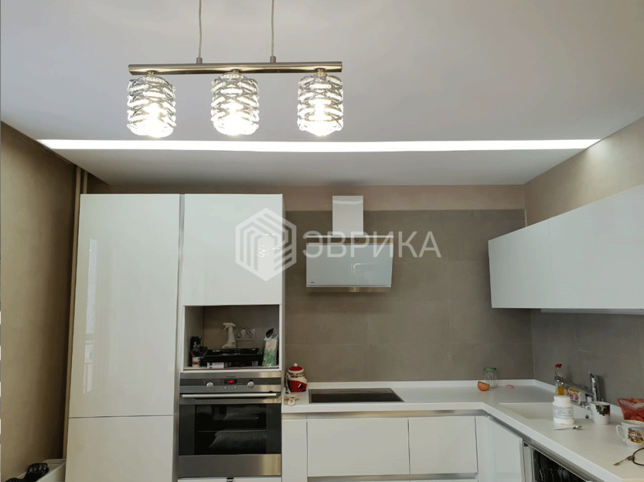 Световые линии на кухне в натяжном потолке