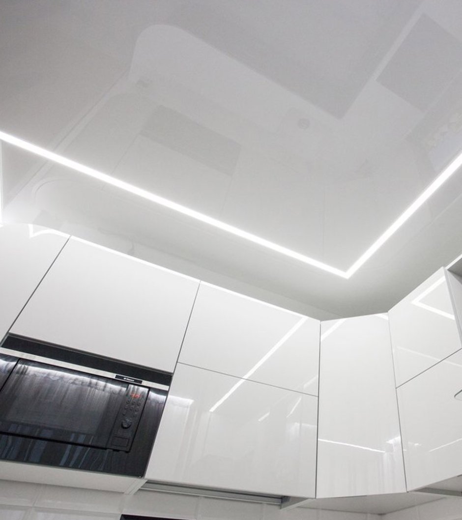 Световые линии на кухне в натяжном потолке