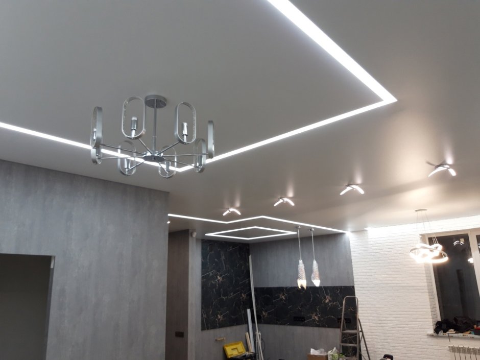 Световые линии на кухне в натяжном потолке