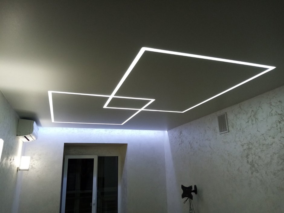 Черный потолок со световыми линиями