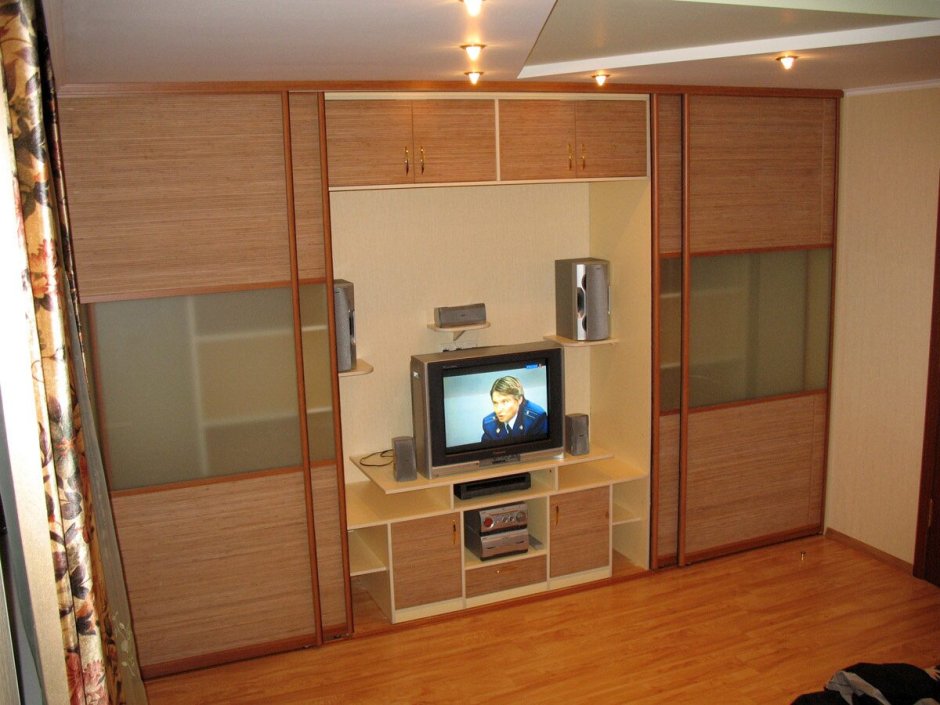 Шкаф с нишей под телевизор 900х450