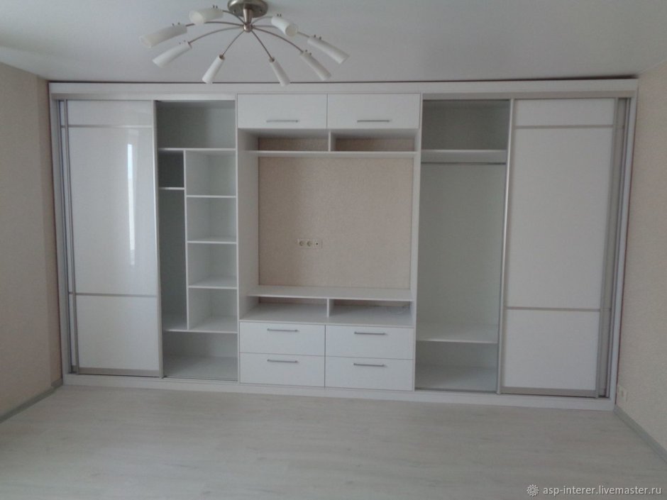 Шкаф-купе 5 метров с полкой для телевизора