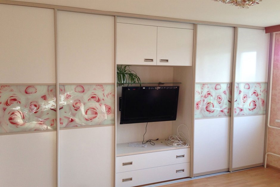 Шкаф с нишей под телевизор в спальню