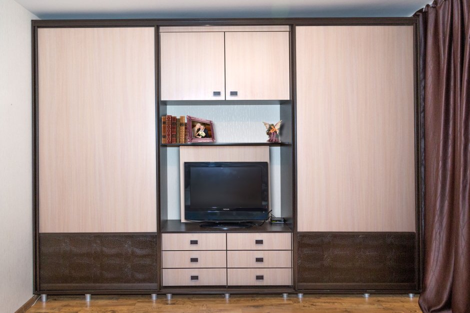 Встроенный шкаф с телевизором в гостиную