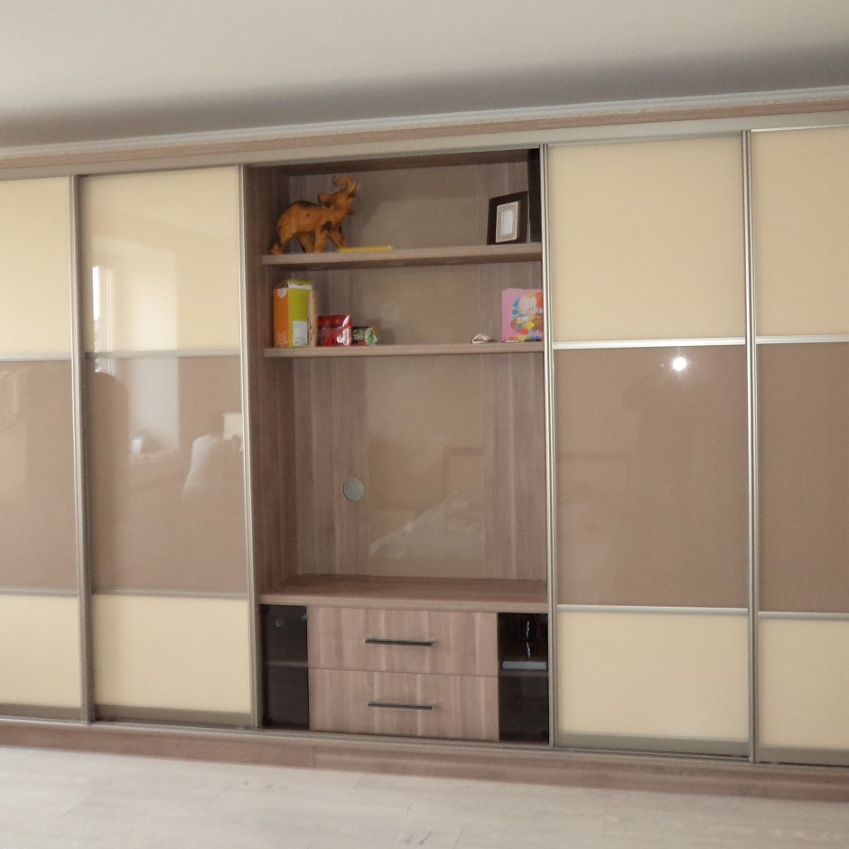 Шкаф купе с телевизором