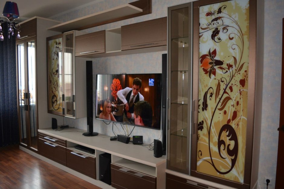 Шкафы-купе в гостиную с телевизором