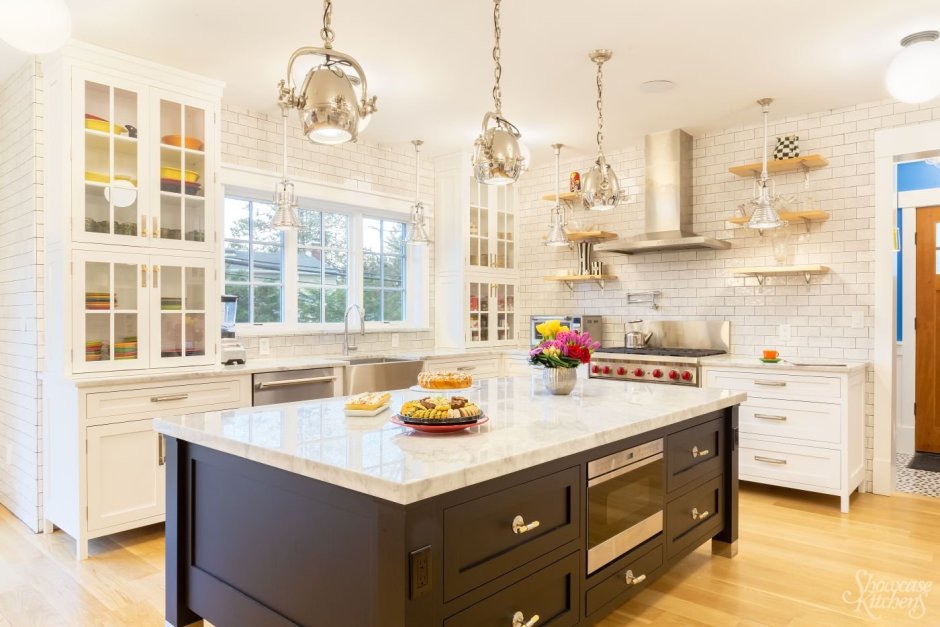 Светлый интерьер дома плитка кухня с окном