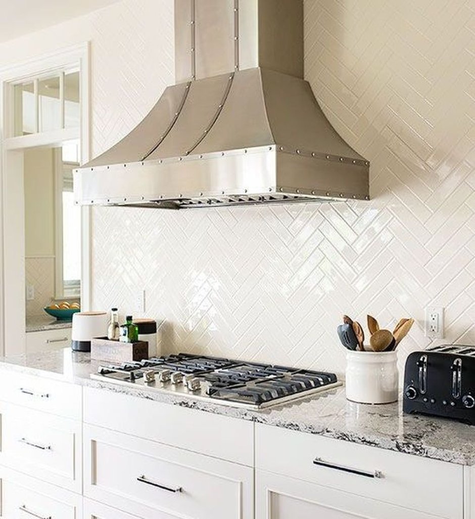 Фартук под вытяжкой на кухне