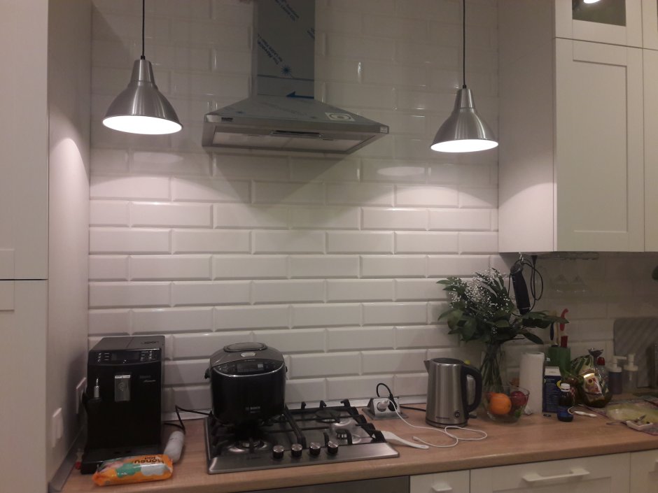 Плитка кабанчик до потолка на кухне