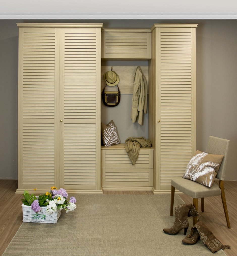 Жалюзийные двери в прихожей