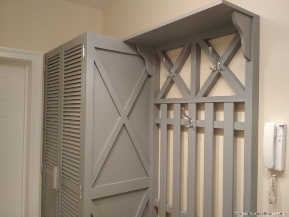 Шкаф с жалюзийными дверцами